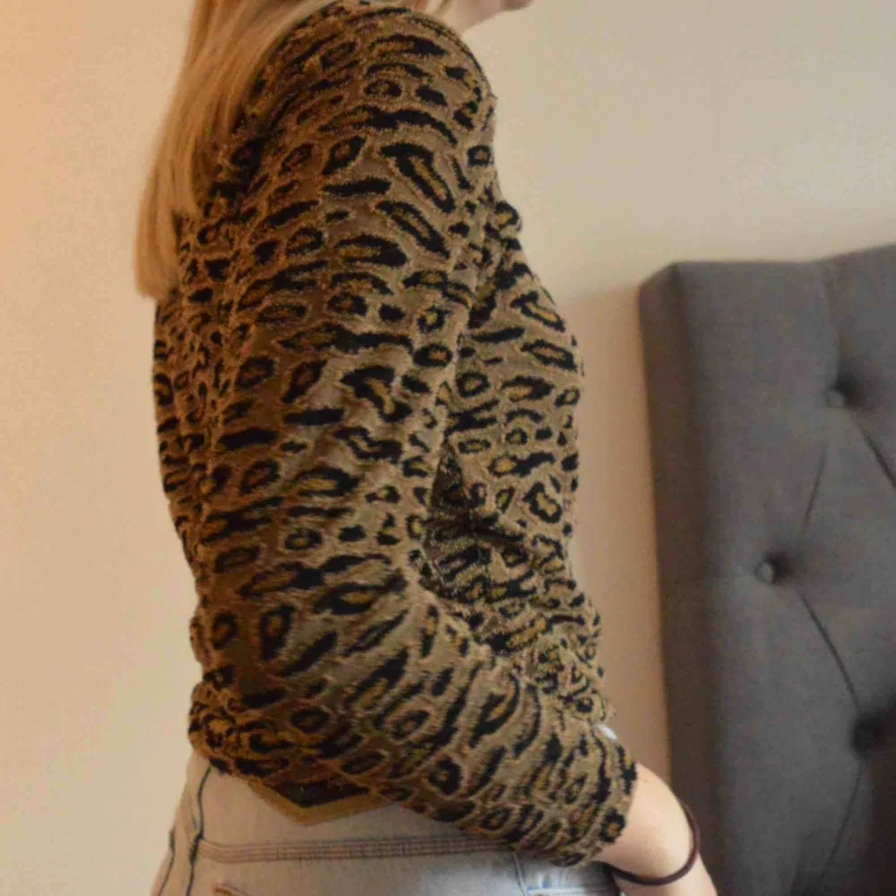 Säljer denna snygga tröja ifrån NA-KD i storlek S. I ett snyggt leopard mönster🐆 Frakt 39kr . Toppar.
