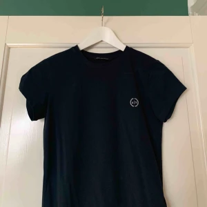  - En marinblå t-shirt från Armani. Aldrig använd, töjbart och skönt material.Köparen står för frakt. 