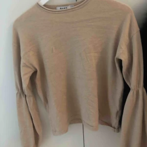  - Tröja från NA-KD i storlek XS. Använd ett antal gånger. Har en liten tråd framme vid bröstet. Köparen står för frakten💕