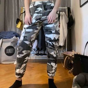  - Coola cargobyxor med militärmönster. Är en Large men är små i storleken. Jag är en S och de lite stora i midjan, men funkar med skärp! 💖