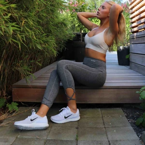  - Träningstights. Frakt tillkommer 63kr 