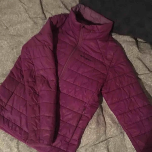  - Kan diskutera pris.  Barnjacka: 7-12 åriga barn.  Välanvänd men kan fortfarande användas. Vindresistans och vattentät.   Möts upp i Stockholm. Swish/kontant. 