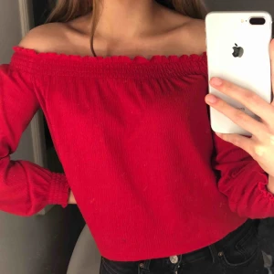  - Röd offshoulder tröja från HM ❤️ Nytt skick :)