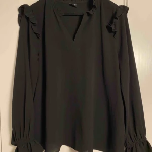  - Svart blus, passar storlek M/38. Använd fåtal gånger. Köparen står för frakt. 