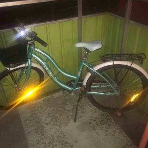  - Nu säljer jag min blåa cykel (priset kan diskuteras genom snabbaffär) den har en baklås och säljer den med en till blå lås, köpte den för 5000kr, ring klockan funkar inte men den kan man ta bort, jätte fina mönster, man kan ta upp sätet oxå, stor korg☺️✨