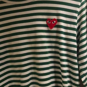 Comme des garcon tröja - En comme des garcons långärmad tröja. Köpt på nk. I bra skick utan hål eller slitningar. Kan mötas i Stockholm eller frakta. Supersnygg tröja som passar till mycket och gör outfitten snyggare 