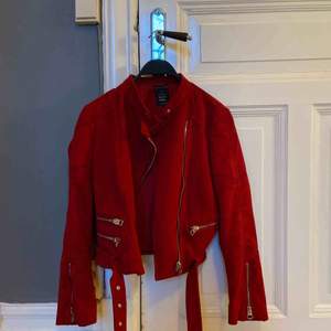 Röd jacka ifrån Zara. Köpte i somras men knappt använt. Silver detaljer 