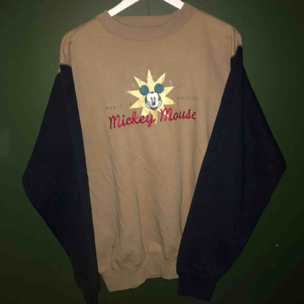 Beige Mickey mouse sweatshirt med mörk blåa armar, passar mer som en medium, möts upp i Stockholm eller så står köparen för frakt:). Tröjor & Koftor.