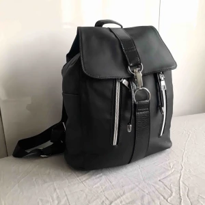 Ryggsäck  - Supersnygg svart mini ryggsäck med bra förvaring. Använd några enstaka gånger. Köparen betalar för frakt. 