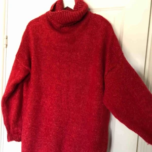  - Säljer min supermysiga tröja från nakd då den inte kommer till användning, frakten är inte inräknad i priset.