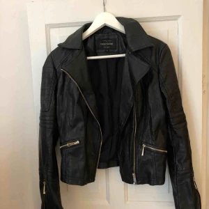  - Skinnjacka u fint skick, dock ett hål på innertyget!