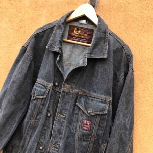  - Vintage jeansjacka från Peak Performance - Trevligt skick - Kan hämtas i Uppsala eller skickas mot fraktkostnad 