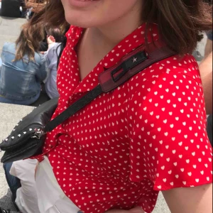  - Säljer nu min gulliga lilla blus då den blivit för liten i tvätten. Jag kan fortfarande knäppa den, men det blir som små hål emellan knapparna. Det var en s innan, nu är det en xs