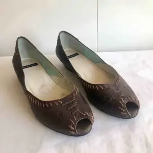 Ett par #VAGABOND skor i äkta läder med fina detaljer. Väldigt bekväma.  Säljer för 50kr  Köparen står för eventuella fraktkostnader. 