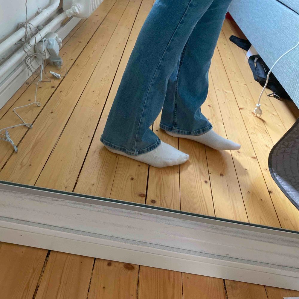 Ett par fina (oanvända) bootcut jeans från gina☺️ anledning till att jag säljer är för att dom aldrig kom till användning (lapparna är frf är kvar på dom). Sitter jättefint på!!❤️ . Jeans & Byxor.