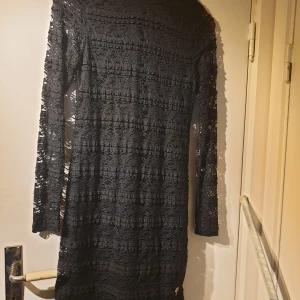 Klänning i spets - Använd max 3 gånger, fint skick från KappAhl