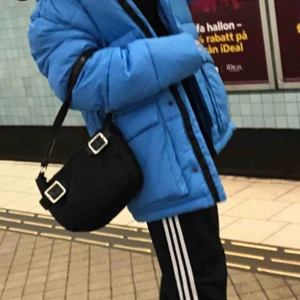  - Säljer denna oveesize blåa jackan i storlek m💕💕