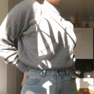  - Söt grå tröja, använd ca 3 gånger💕