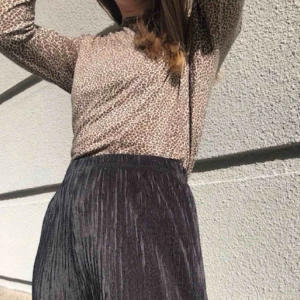  - Leopardmönstrad tröja. Fint skick. Kund står för frakt.