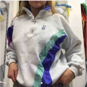  - så snygg 80-tals tröja köpt här på Plick! Första bilden är från förra ägaren och den andra är min egen. Den har några små fläckar som knappt syns, därav priset. Blir många intresserade kör vi budgivning :) 💖 