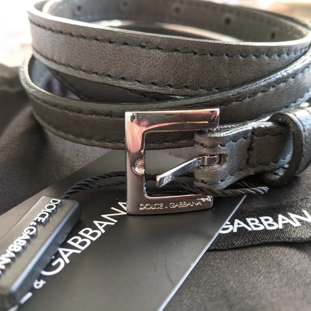 Dolce & Gabbana bälte i skinn, färgen är en fin mörk grågrön. Stl M, kommer med dustbag. Ny skick! . Accessoarer.