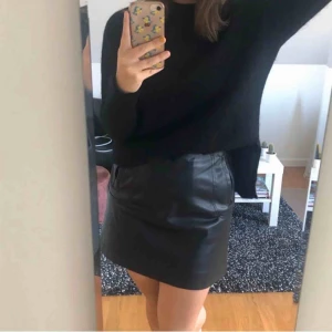  - Skinnkjol ifrån h&m. Använd ett fåtal gånger. Utgångspriset är 60 kr + frakt men priset kan diskuteras.