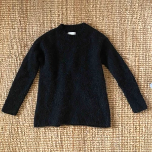  - Belle o neck i svart från Samsoe! 40% ull, 40% alpacka, 10% nylon. Möts upp eller fraktar för en liten summa :)