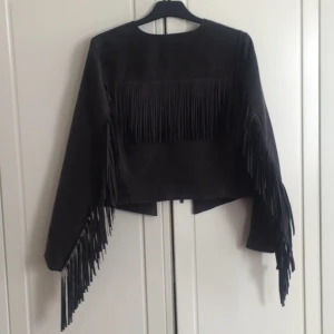 - Jacka med fransar i fakemocka. Grå. Helt ny. Från h&m divided