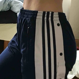  - Feta popper pants från adidas, har själv sytt in dem i benen så att de ska sitta tajtare men det går enkelt att sprätta upp. 
