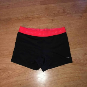  - Ett par träningsshorts som aldrig är använda! De är köpta på Intersport (om jag inte minns helt fel)! Köparen står för frakt 🌟