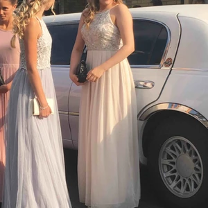  - Fantastiskt fin klänning som jag hade på min bal. Den är endast använd en kväll och säljer därför vidare den nu! Den är köpt på Nelly för över 1000lappen. Den ska nog passa både 38,40,42! PRIS KAN DISSKUTERAS💞💞