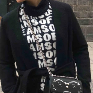  - Jätte snygg tröja från H&M. Använd en gång, så in nyskick! Pris kan diskuteras!💞 