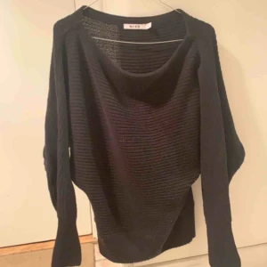  - Svart stickad tröja från nakd, så snygg både att ha på en Axel men också på båda, möts i Stockholm, betalning via swish!