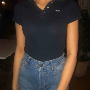 tröja  - En jättefin pikétröja tröja från Hollister:) Säljer pga att det inte är min stil längre💓 den ser lite genomskinlig och fläckig ut, men det är den inte i verkligheten💞