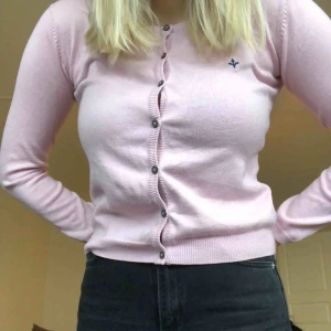  - En supersöt kofta från Lager 157.  Storlek 160, men sitter ungefär som en S skulle jag säga.  Pris: 40kr, köparen står för frakten! ⭐️