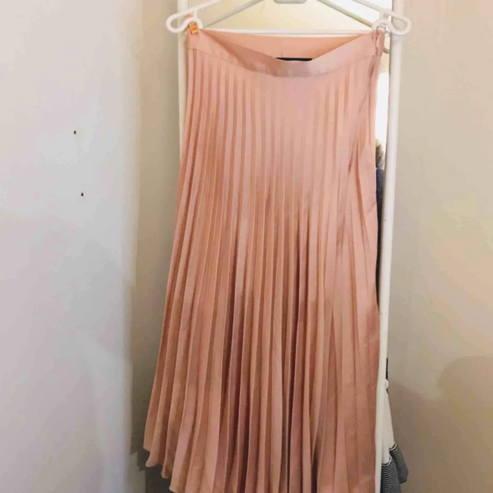 Plisserad kjol från Zara💗 Fin rosa/smutsrosa färg och helt oanvänd!. Kjolar.