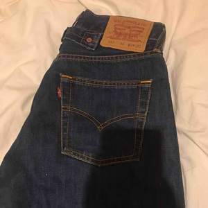 Säljer ett par levis jeans, som aldrig är använda. De är i demin färg och är raka i modellen. Storlek: W29 L32  Kan mötas upp i Stockholm eller frakta, men då står köparen för frakten💞