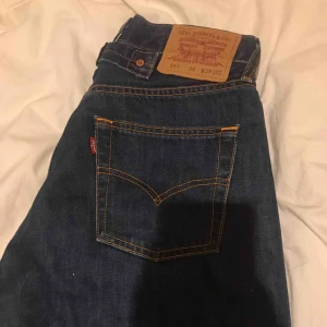  - Säljer ett par levis jeans, som aldrig är använda. De är i demin färg och är raka i modellen. Storlek: W29 L32  Kan mötas upp i Stockholm eller frakta, men då står köparen för frakten💞