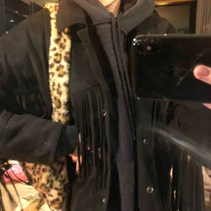  - Asball fransad jacka i mocka kvalite från ZARA. Längden är lite över rumpan! Jag får alltid komplimanger när jag har på mig den och gör varje outfit såå snygg. ✨✨💕