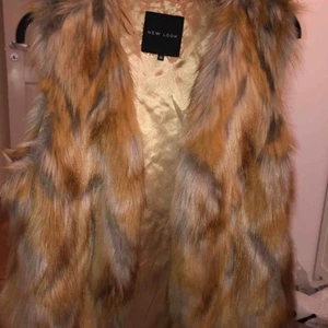  - En jättefin och varm pälsväst! Köpt i England. Använd 1-3 gånger. Storlek M men passar även S då den är liten i storleken Original pris : 699kr