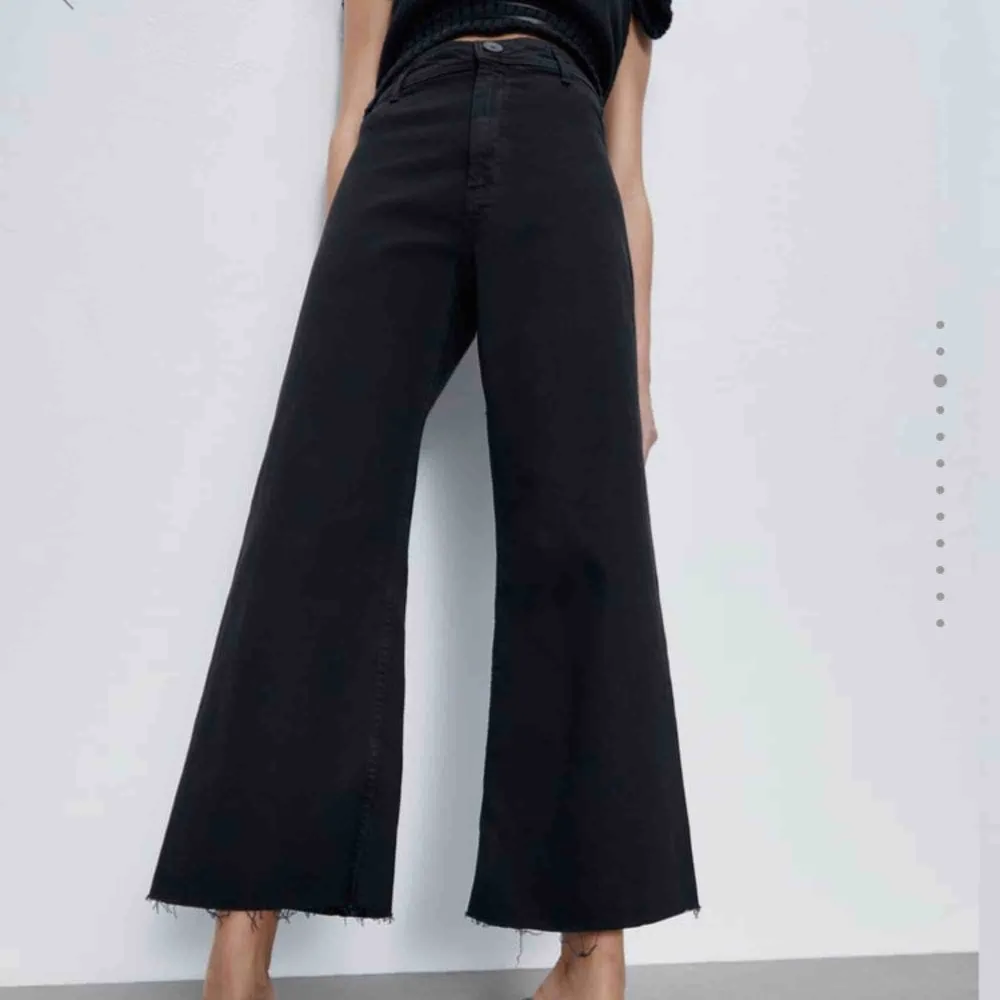 säljer dessa snygga vida jeans från Zara, storlek 34 🦋💕. Jeans & Byxor.