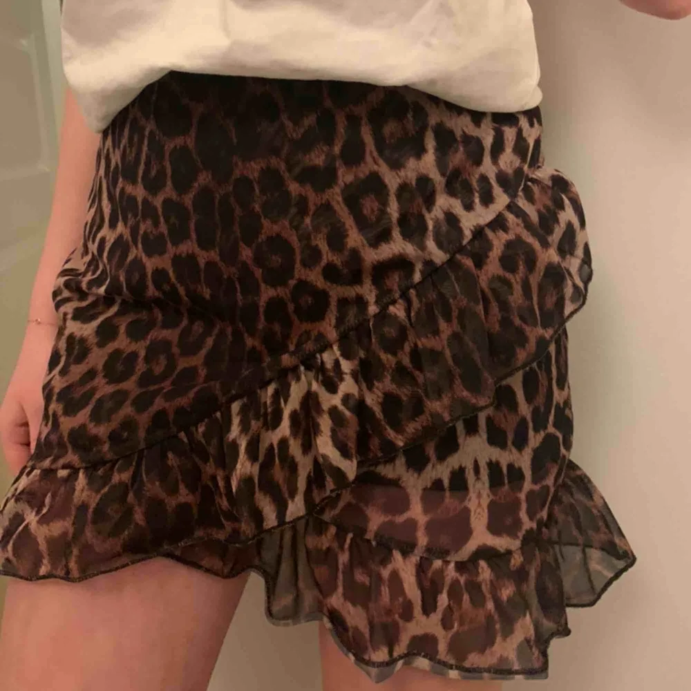 Populär leopard kjol från Nelly som tyvärr inte används längre, pris kan diskuteras👩‍❤️‍💋‍👩👩‍❤️‍💋‍👩 passar allt från XS-M/L skulle jag säga då den är stretchig och hyfsat lång. Så snygg till en vit topp, en hoodie eller något annat!!. Kjolar.
