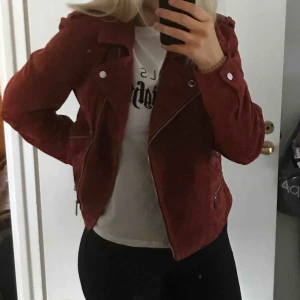  - Äkta mocka jacka, använd ett fåtal gånger så skicket är så gott som nytt. Köpt för 1000kr 