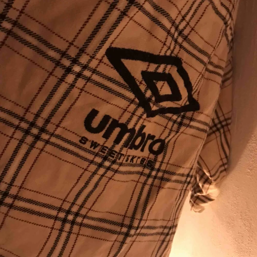 - Umbro X Sweet sktbs - coola detaljer på ryggen och under armarna. T-shirts.