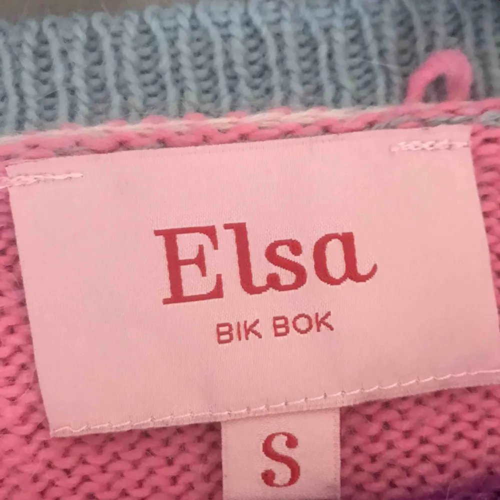 Jättecool stickad tröja i massa olika färger. Från Bik Boks collab med Elsa Hosk. Original pris är 499kr. 💜❤️💛. Stickat.