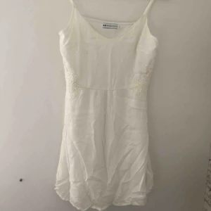  - Skolavslutningsklänning med fina spetsdetaljer i midjan. Köparen står för frakt