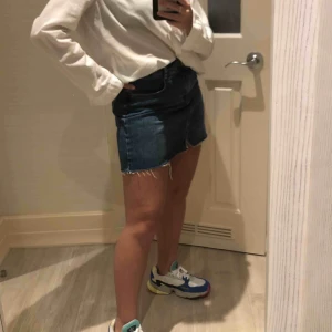  - Jeanskjol från Asos i storlek 36. Superfin blå färg, lite tajt på mig. Sliten kant. Köparen står för frakt 🤍