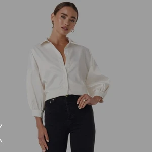 Skjortblus - Classy skjortblus från nakd som passar till allt! Glömde att returnera ett paket så nu har jag två blusar i strl S och M och jag säljer dem för 200 vardera. Köparen står för frakten och jag samfraktar gärna🥰