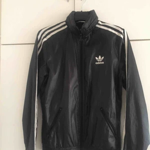  - Jättesnygg adidas kort tränings jacka med luva. 