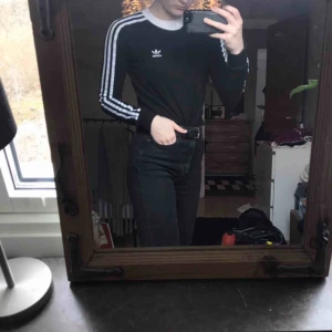  - Adidas tröja från madlady.Säljer då det inte är min stil längre.Buda!!